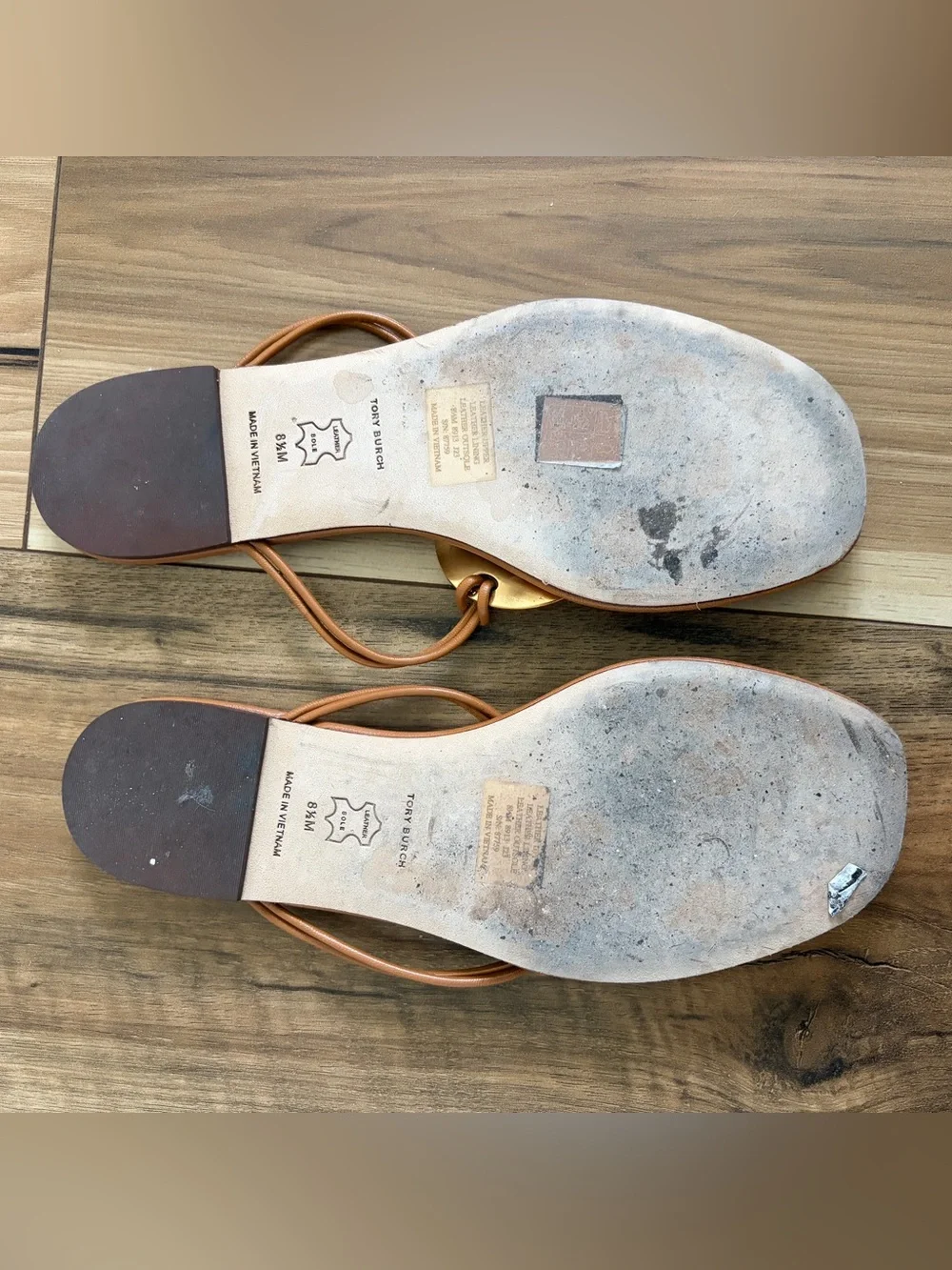 Tory Burch Women’s Tan Leather Slide Sandals with Gold Disc patos